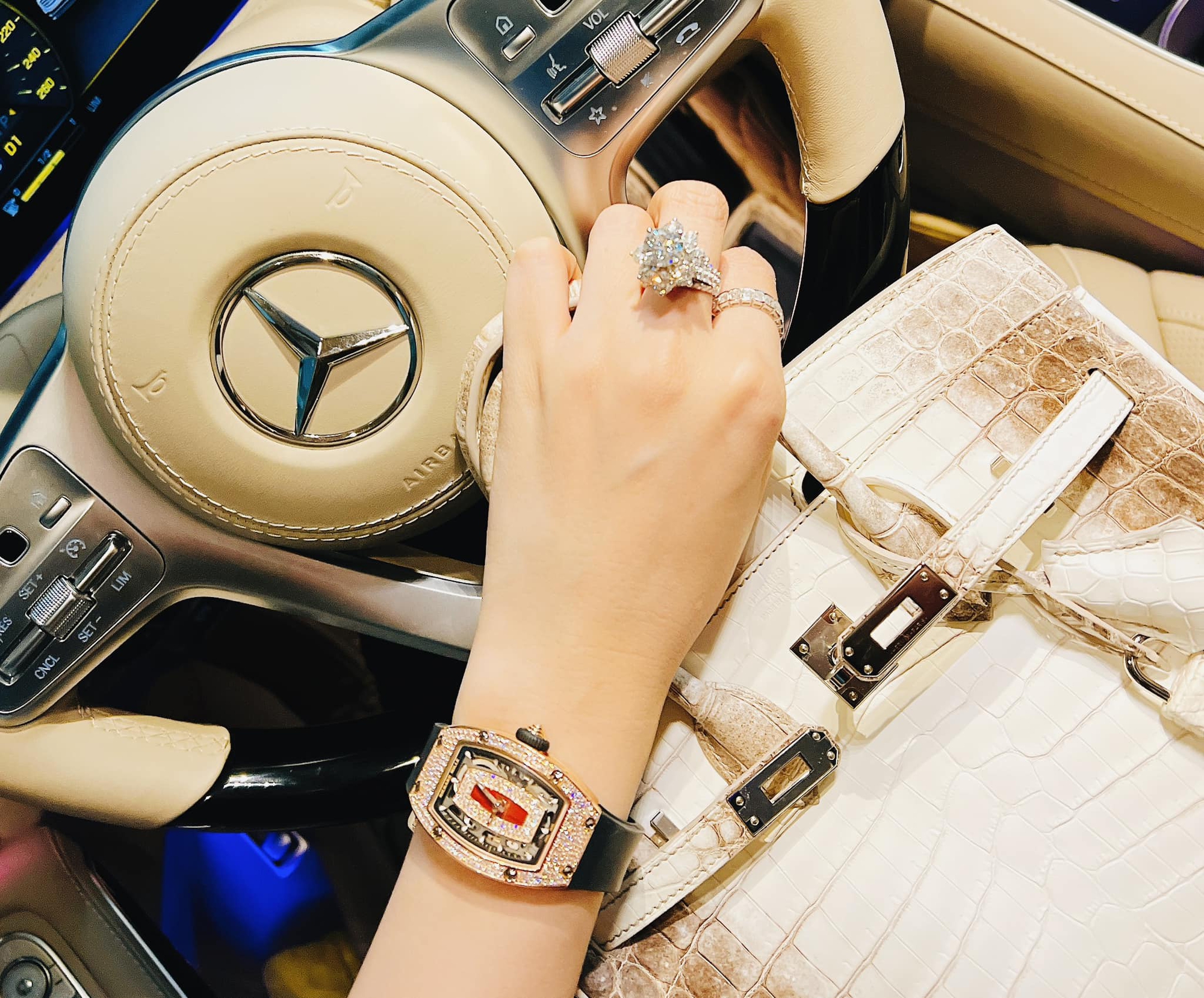 Nhan sắc nóng bỏng của nữ ca sĩ bị cha ruột bỏ rơi: 30 tuổi ở biệt thự 2.200 m2 giá 70 tỷ, đi Maybach- Ảnh 15.