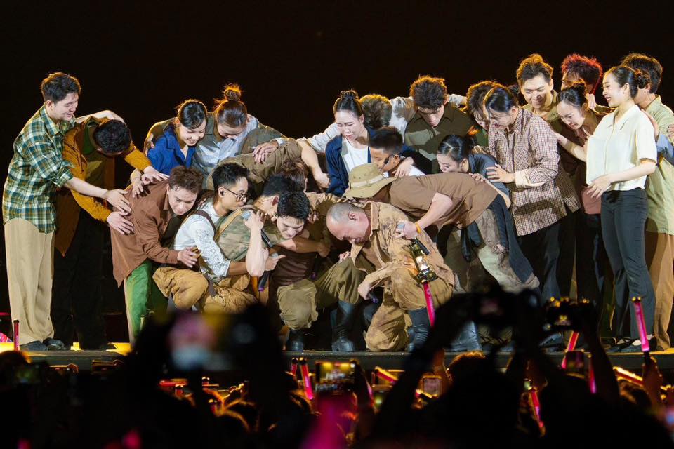 Tang lễ bố ca sĩ Quốc Thiên: Tiến Luật - Binz và dàn sao đến viếng, Duy Khánh nói 1 câu gây xúc động- Ảnh 4.