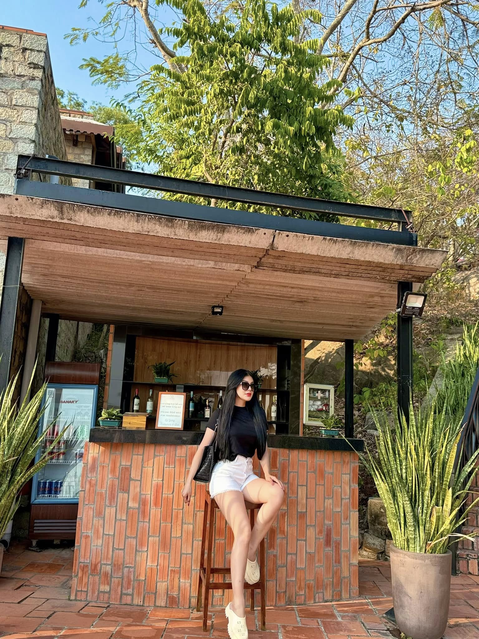 Nhan sắc nóng bỏng của nữ ca sĩ bị cha ruột bỏ rơi: 30 tuổi ở biệt thự 2.200 m2 giá 70 tỷ, đi Maybach- Ảnh 3.