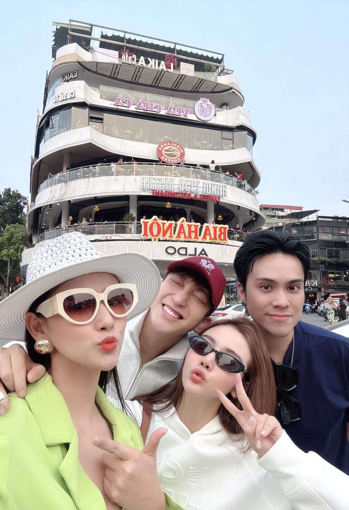 Nghệ sĩ Việt check-in cùng Hàm Cá Mập trước khi công trình bị phá bỏ- Ảnh 1.