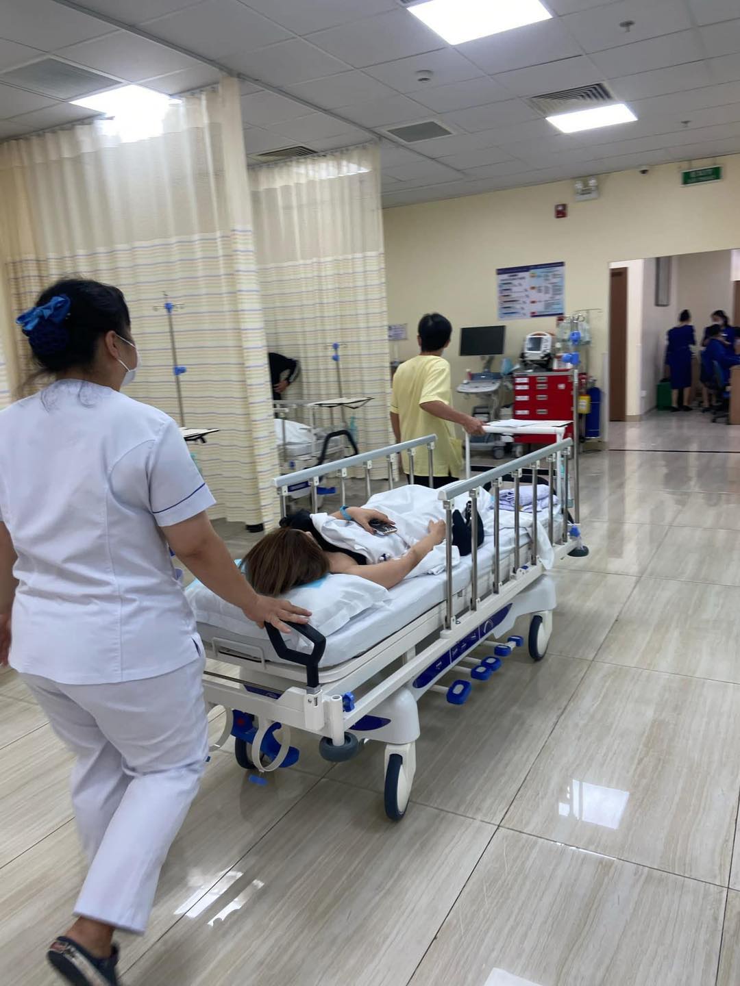 Sao nữ Vbiz phát hiện méo miệng và mặt sưng, tức tốc vào bệnh viện kiểm ra và bủn rủn khi nhận kết quả- Ảnh 3. Sao nữ Vbiz phát hiện méo miệng và mặt sưng, tức tốc vào bệnh viện kiểm ra và bủn rủn khi nhận kết quả- Ảnh 3.