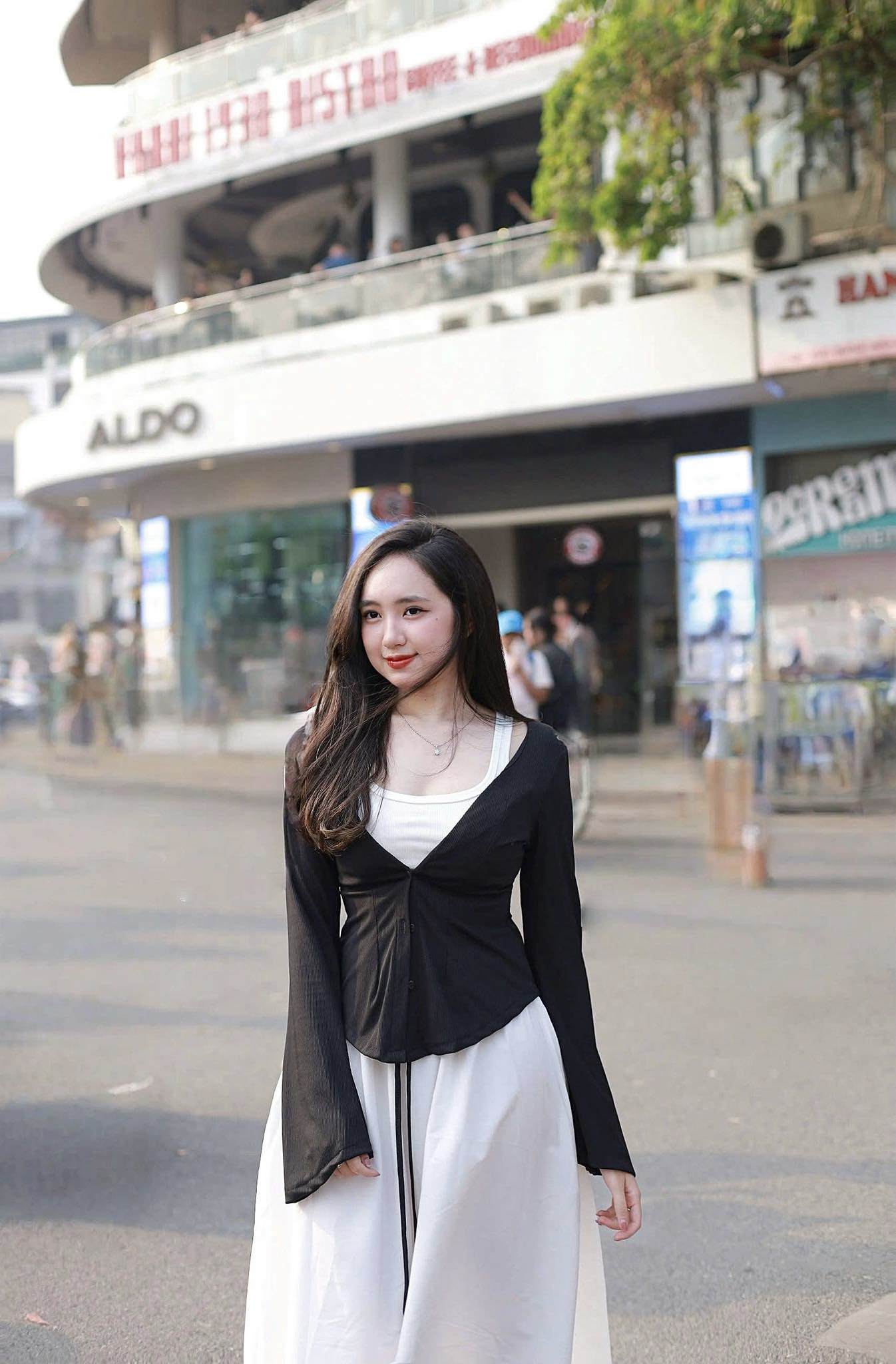 Đi nhận bằng tốt nghiệp, nữ sinh xứ Nghệ bất ngờ nổi tiếng vì quá xinh - 8