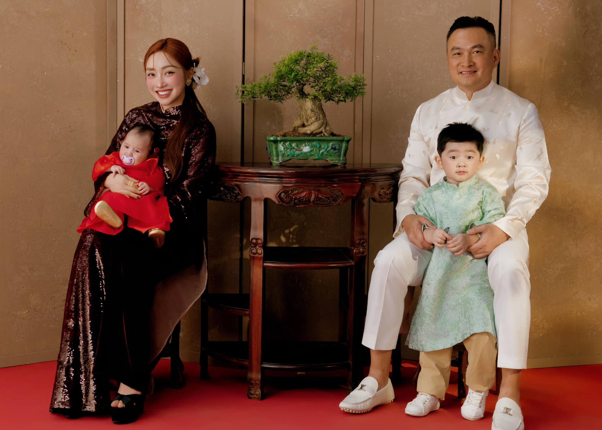 Cặp vợ chồng giàu nức tiếng Vbiz đi du hí Nhật Bản: Mang hẳn 10 vali hành lý, có ê-kíp hộ tống chụp hình- Ảnh 8.