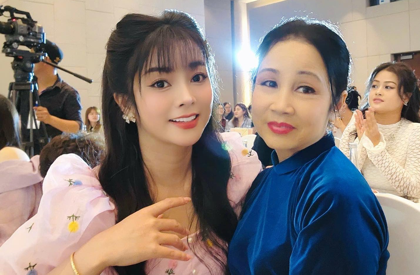 Cặp mẹ chồng - nàng dâu gây tranh cãi nhất hiện nay xuất hiện ở sự kiện, nhìn ảnh không ai dám tin- Ảnh 1. Cặp mẹ chồng - nàng dâu gây tranh cãi nhất hiện nay xuất hiện ở sự kiện, nhìn ảnh không ai dám tin- Ảnh 1.