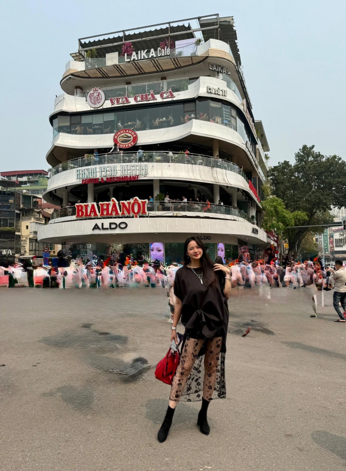 Nghệ sĩ Việt check-in cùng Hàm Cá Mập trước khi công trình bị phá bỏ- Ảnh 2.