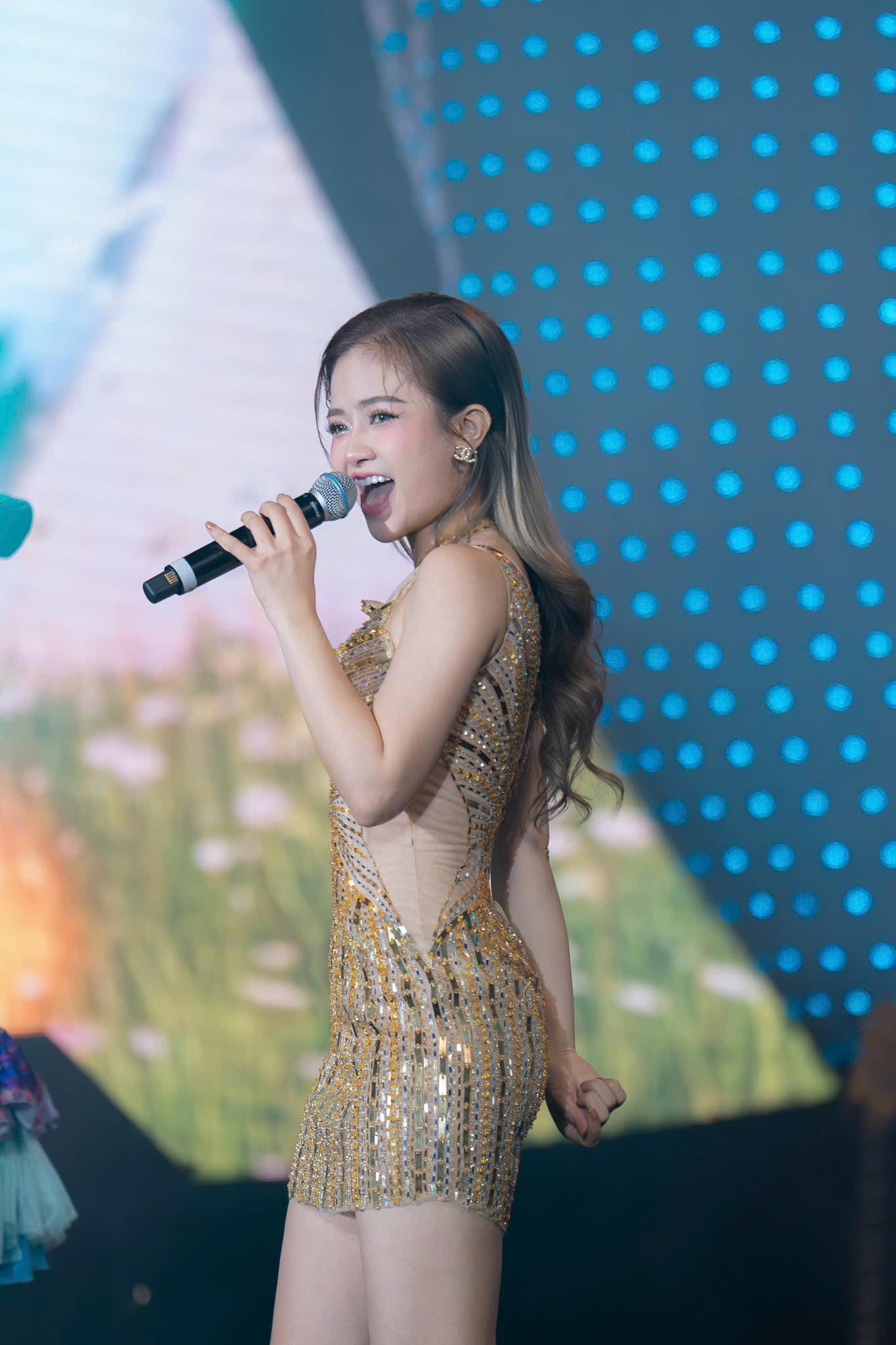 Sao nữ Vbiz liệt dây thần kinh số 7 sốc khi thấy bài đăng: Sao nữ Vbiz liệt dây thần kinh số 7 sốc khi thấy bài đăng: