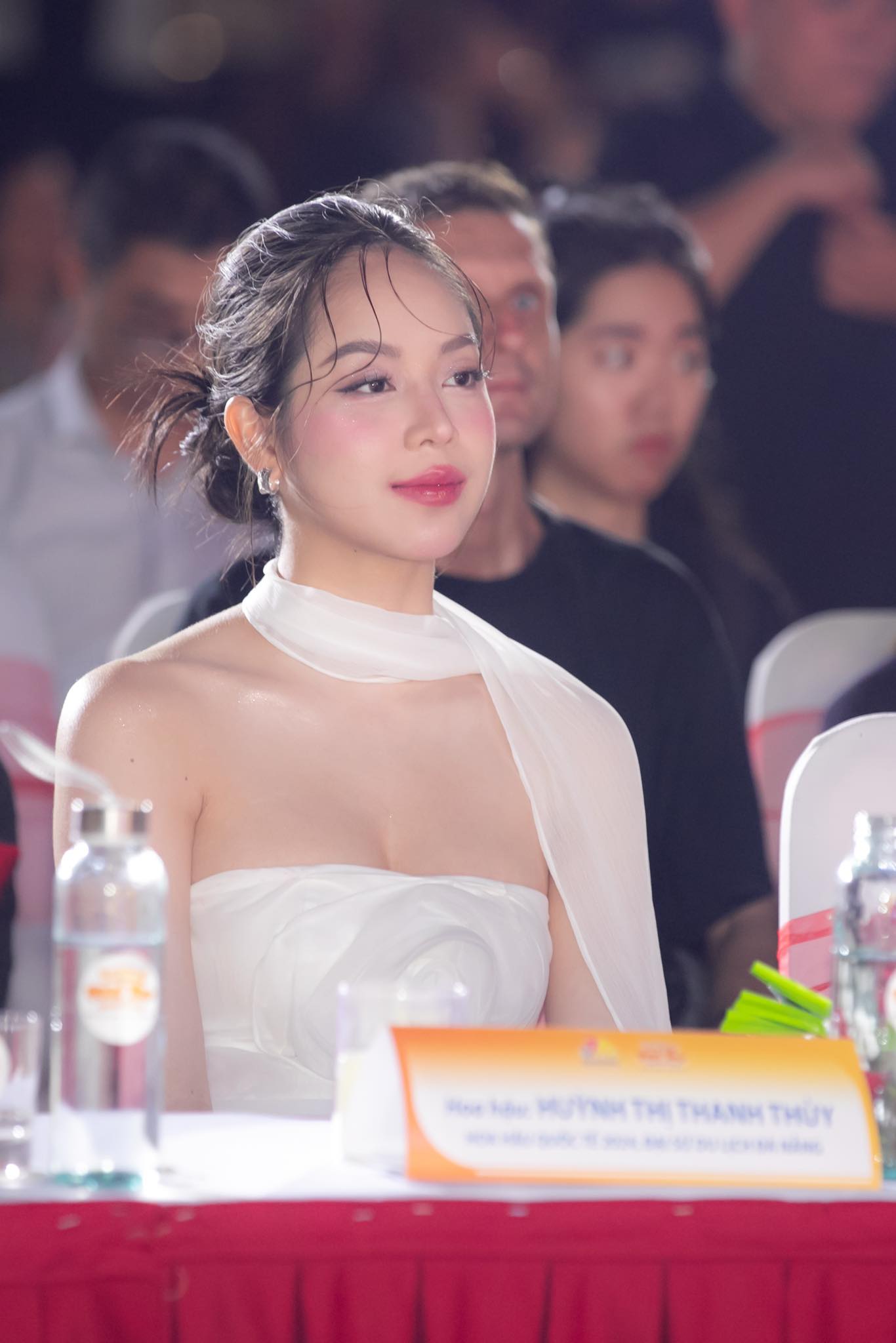 Khoảnh khắc Thanh Thuỷ lép vế trước 2 Á hậu Vbiz, visual đỉnh chóp mà bị