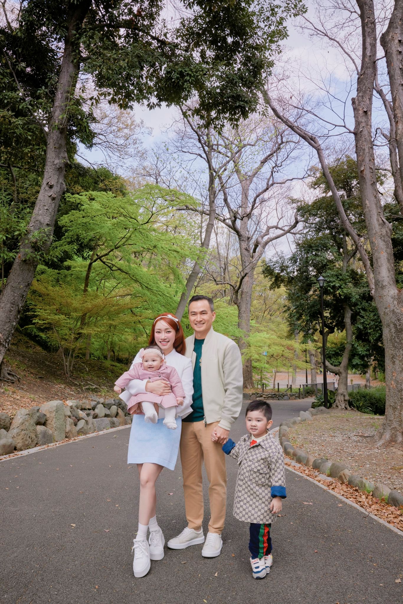 Cặp vợ chồng giàu nức tiếng Vbiz đi du hí Nhật Bản: Mang hẳn 10 vali hành lý, có ê-kíp hộ tống chụp hình- Ảnh 7.