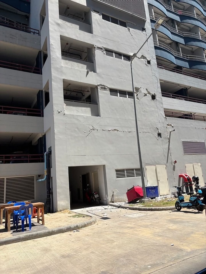 Người Thái Lan sợ hãi, không dám về nhà vì hàng ngàn chung cư đã bị nứt toác khắp nơi sau động đất- Ảnh 1.