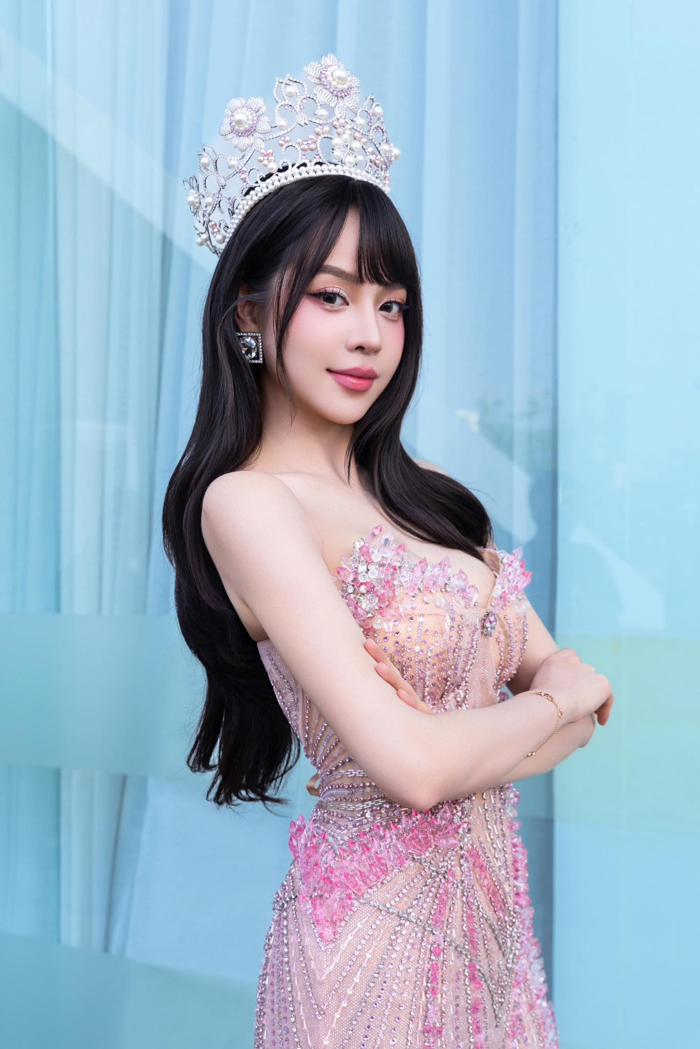 Khoảnh khắc Thanh Thuỷ lép vế trước 2 Á hậu Vbiz, visual đỉnh chóp mà bị