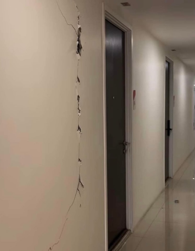 Người Thái Lan sợ hãi, không dám về nhà vì hàng ngàn chung cư đã bị nứt toác khắp nơi sau động đất- Ảnh 8.