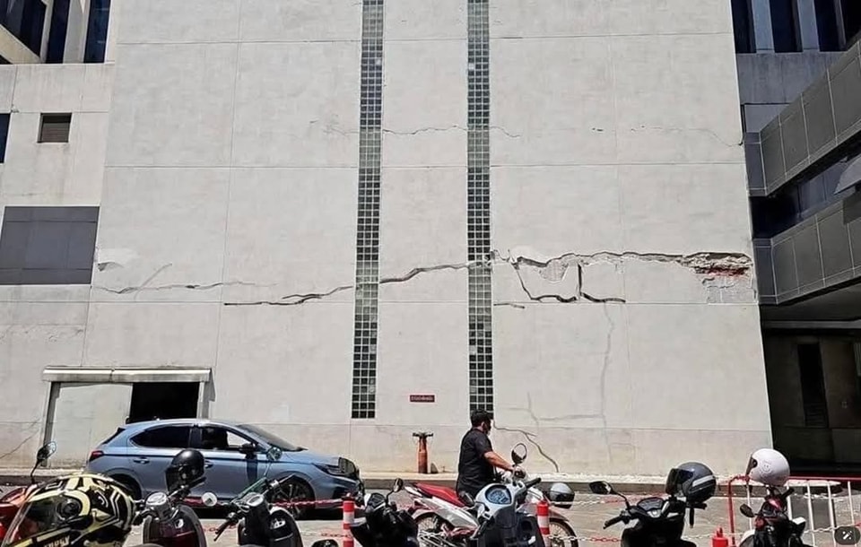 Người Thái Lan sợ hãi, không dám về nhà vì hàng ngàn chung cư đã bị nứt toác khắp nơi sau động đất- Ảnh 2.