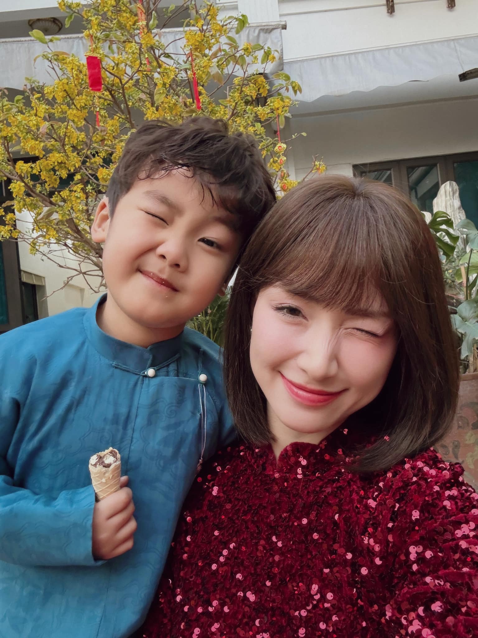 "Hot boy nhí" có gần 2 triệu người si mê trên MXH: Con trai của nữ ca sĩ nổi tiếng, mới 5 tuổi đã cực kỳ hiểu chuyện và tình cảm 4872183826962666163010073685466760217770847n 17530224220231267300840 1753023898892 1753023899181684340656