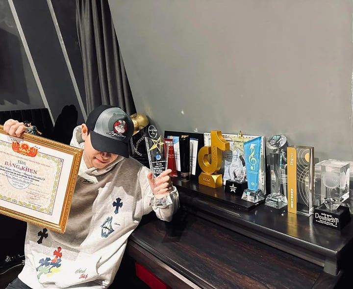 Nam rapper biểu diễn tại đại lễ: Lớn lên ở vùng quê nghèo, từng là thợ cắt tóc- Ảnh 3. Nam rapper biểu diễn tại đại lễ: Lớn lên ở vùng quê nghèo, từng là thợ cắt tóc- Ảnh 3.