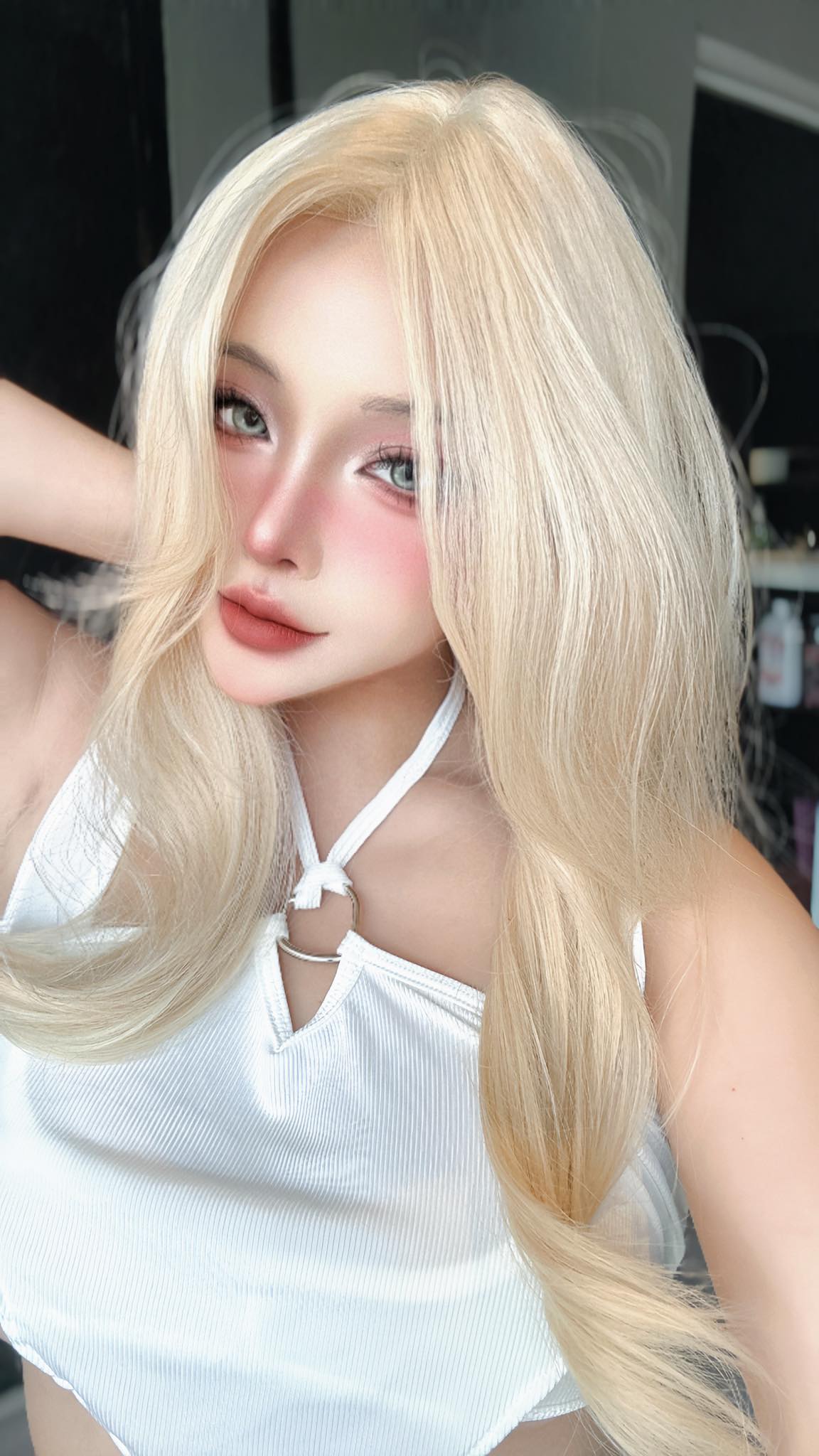 Chỉ khoe bộ móng mới, cô nàng