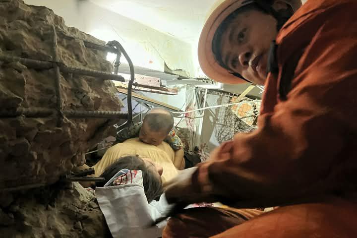 Bức ảnh ghi lại giây phút sinh tử ám ảnh sau thảm hoạ động đất tại Myanmar- Ảnh 1.