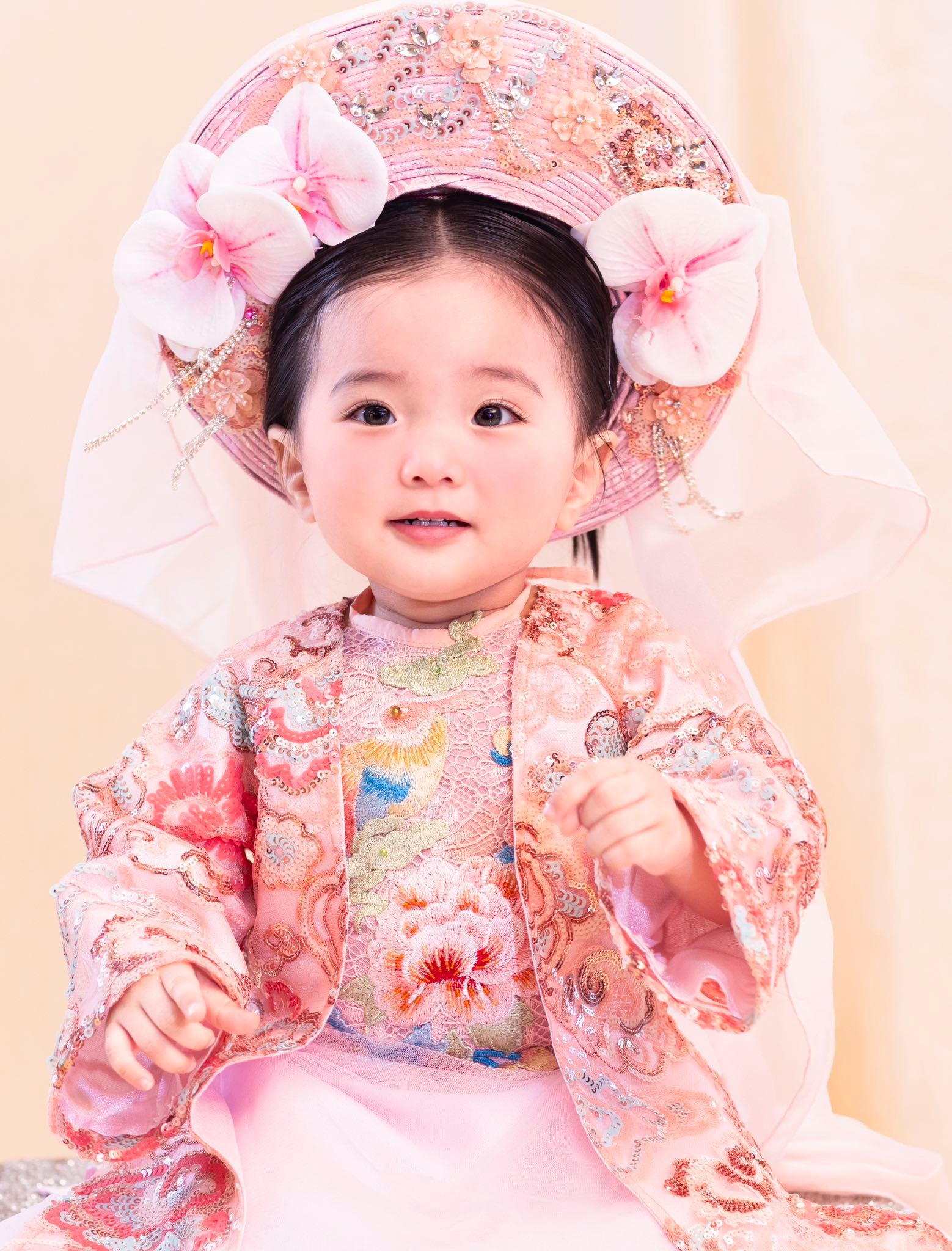 Vẻ đẹp như búp bê của con gái út nhà Khánh Thi-Phan Hiển, đáng yêu cỡ này bảo sao lu mờ bố mẹ nổi tiếng- Ảnh 7.