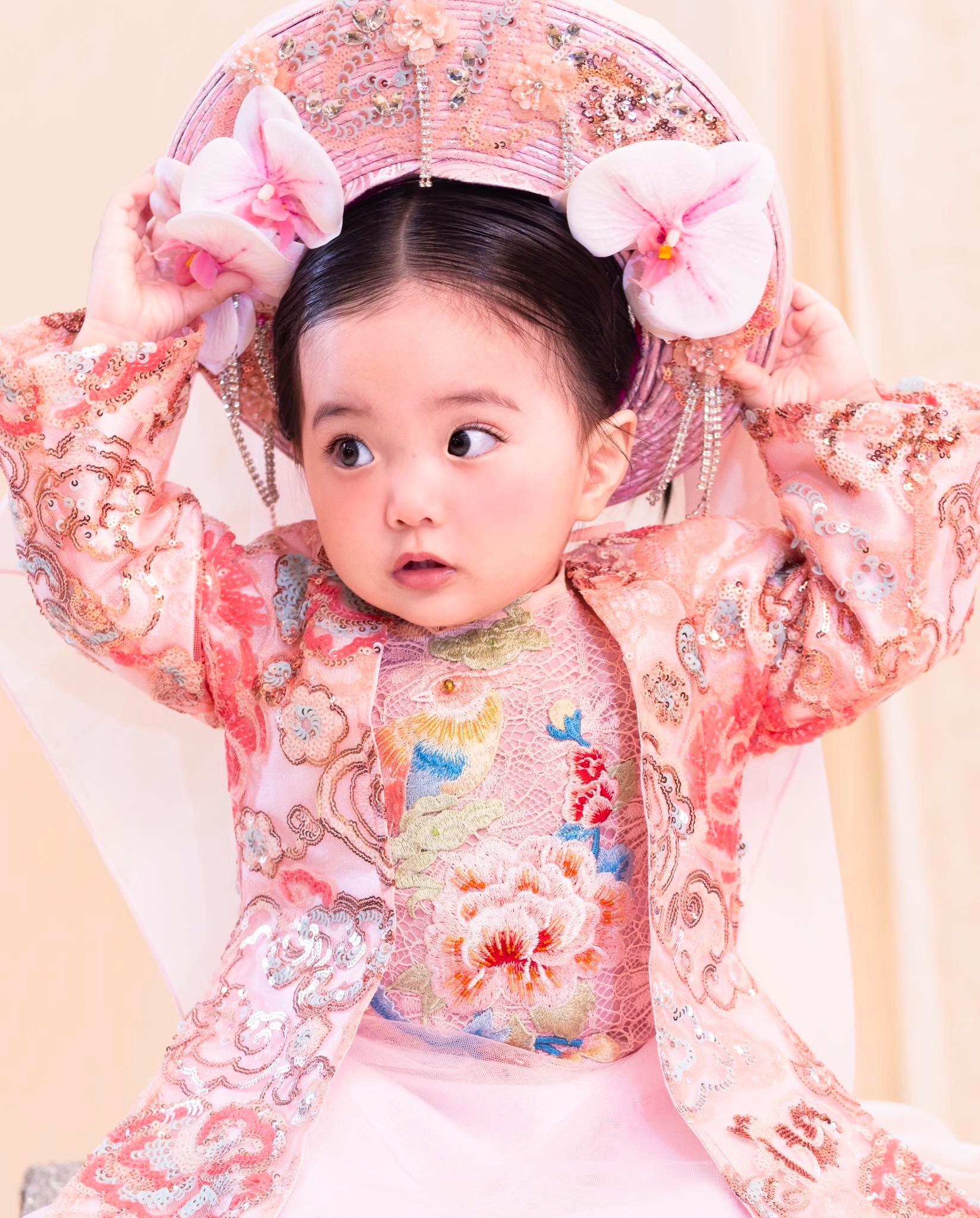 Vẻ đẹp như búp bê của con gái út nhà Khánh Thi-Phan Hiển, đáng yêu cỡ này bảo sao lu mờ bố mẹ nổi tiếng- Ảnh 2.