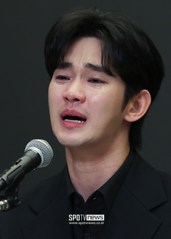 Kim Soo Hyun khóc suốt 36 phút, đòi bồi thường 8 triệu USD- Ảnh 5. Kim Soo Hyun khóc suốt 36 phút, đòi bồi thường 8 triệu USD- Ảnh 5.