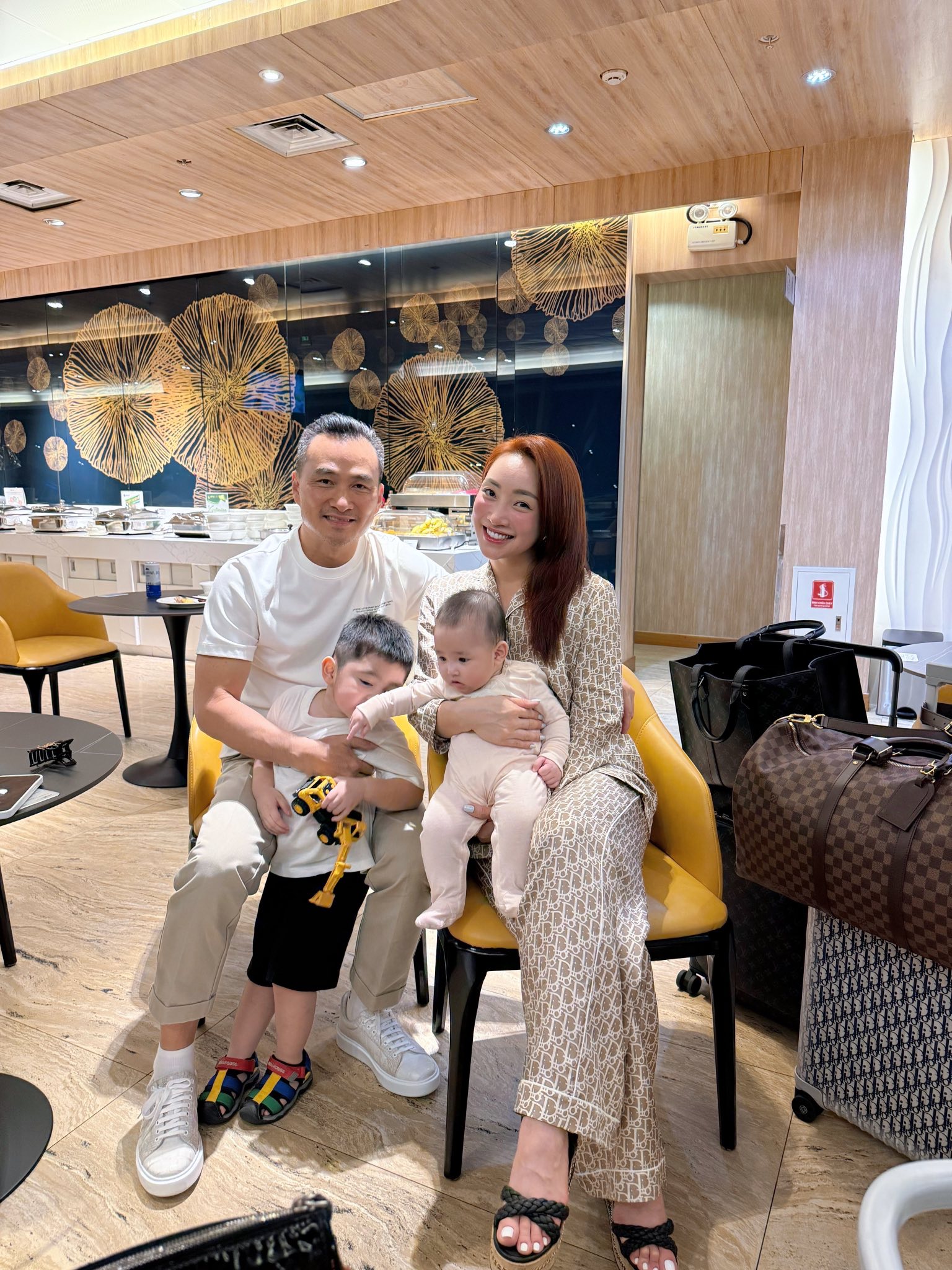 Cặp vợ chồng giàu nức tiếng Vbiz đi du hí Nhật Bản: Mang hẳn 10 vali hành lý, có ê-kíp hộ tống chụp hình- Ảnh 4.