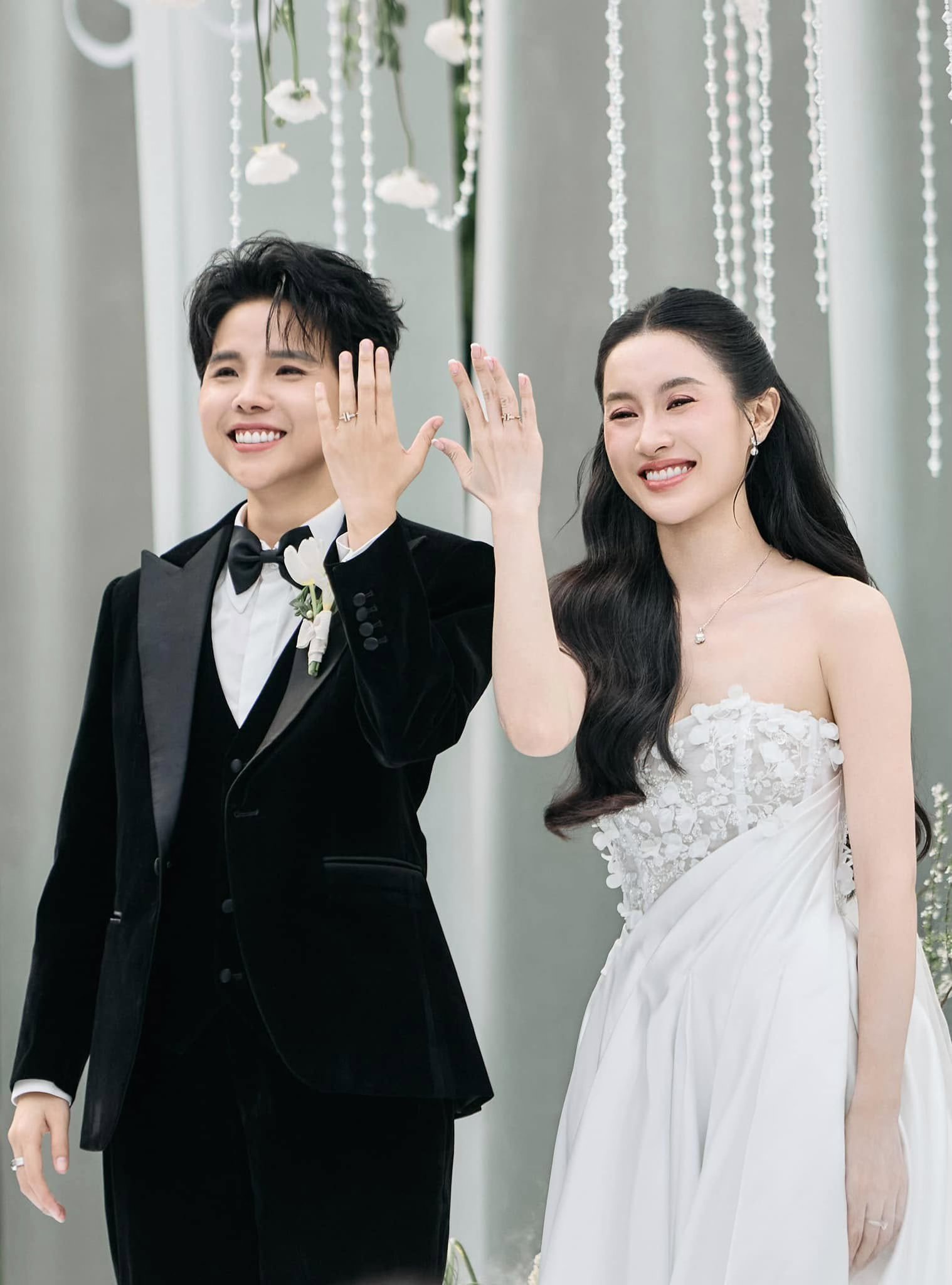 Video 14 giây hé lộ Vũ Cát Tường “3 phần bất lực 7 phần nuông chiều” Bí Đỏ sau đám cưới- Ảnh 2. Video 14 giây hé lộ Vũ Cát Tường “3 phần bất lực 7 phần nuông chiều” Bí Đỏ sau đám cưới- Ảnh 2.