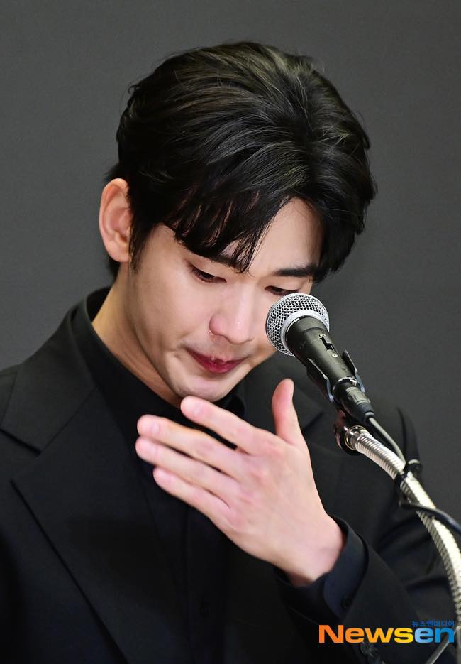 Buổi họp báo vi phạm