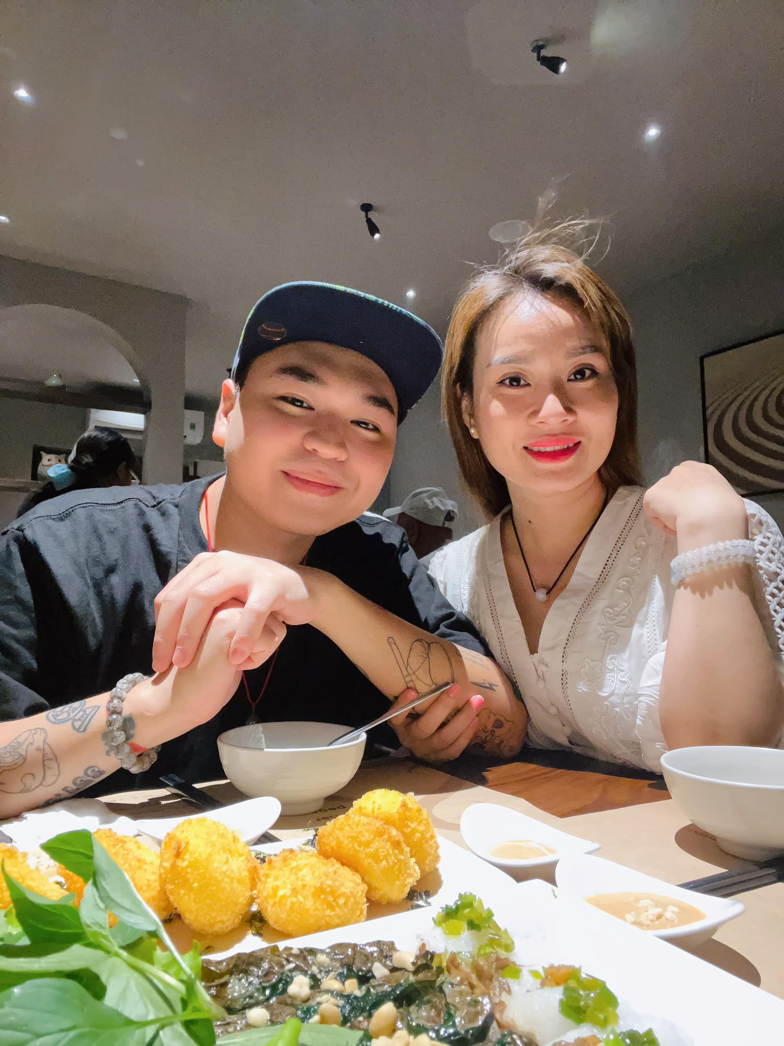 Vẻ ngoài bụi bặm, bên trong ấm áp ở tuổi 33 của nam ca sĩ lấy vợ lỡ một lần đò, có 2 con riêng- Ảnh 3.