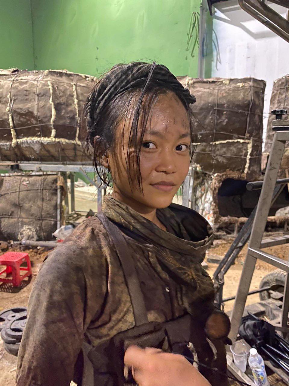 Nữ diễn viên bí ẩn nhất Địa đạo: Visual đời thực gây bất ngờ, thái độ với Thái Hoà mới đáng bàn- Ảnh 2.