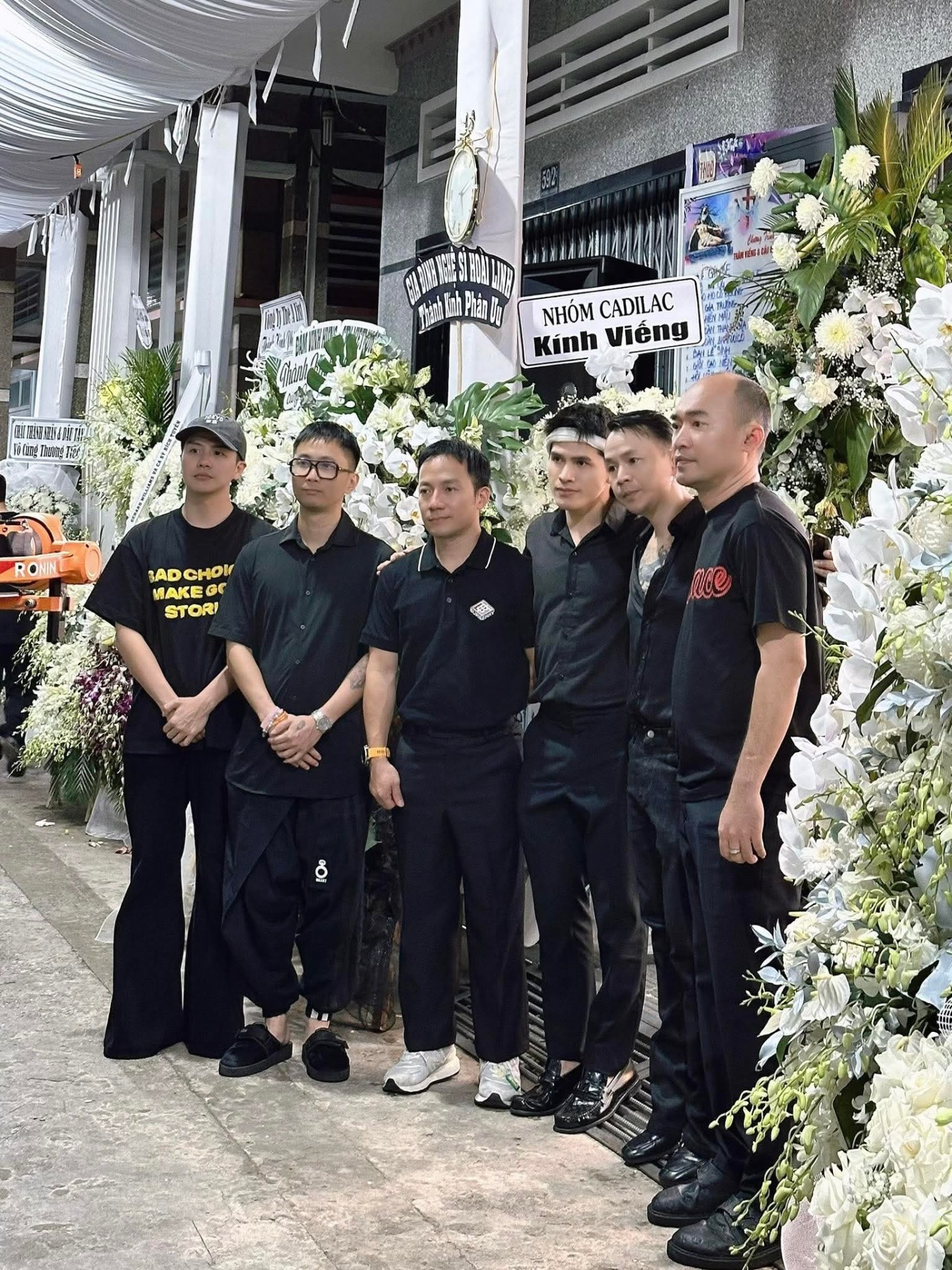 Tang lễ bố ca sĩ Quốc Thiên: Tiến Luật - Binz và dàn sao đến viếng, Duy Khánh nói 1 câu gây xúc động- Ảnh 1.