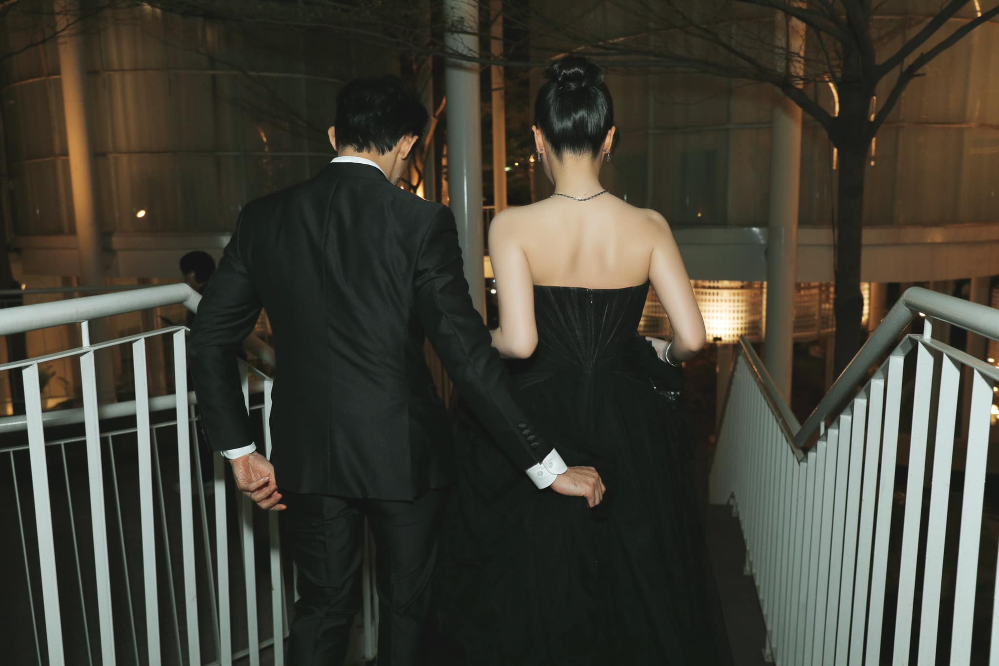 Chồng thiếu gia của Midu không để ý có camera lia trúng, liên tục làm 1 hành động lạ giữa sự kiện- Ảnh 4.