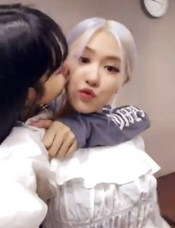 BLACKPINK sang Mỹ bạo hẳn: Rosé - Lisa trao nụ hôn tình tứ, người xem ngượng chín mặt!- Ảnh 13.