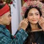 H'Hen Niê đi chân đất ở lễ cưới 488536700 1268580544634315 1262997141638141205 n 559 7138 1743587645071 17435876452852133158838 52 0 847 1518 crop 17435877718011963319110jpg