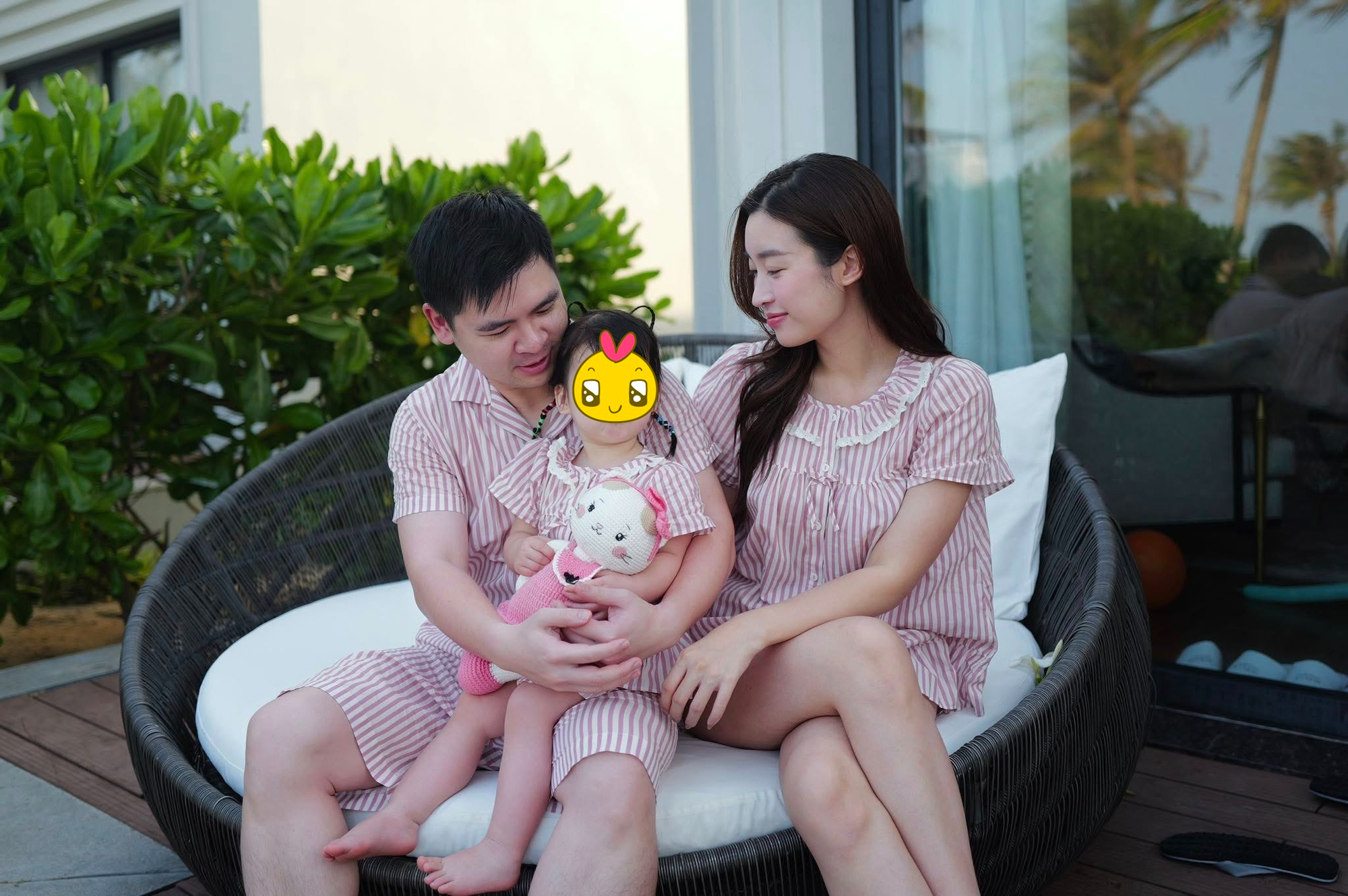 Đỗ Mỹ Linh khoe con gái gần 2 tuổi đã