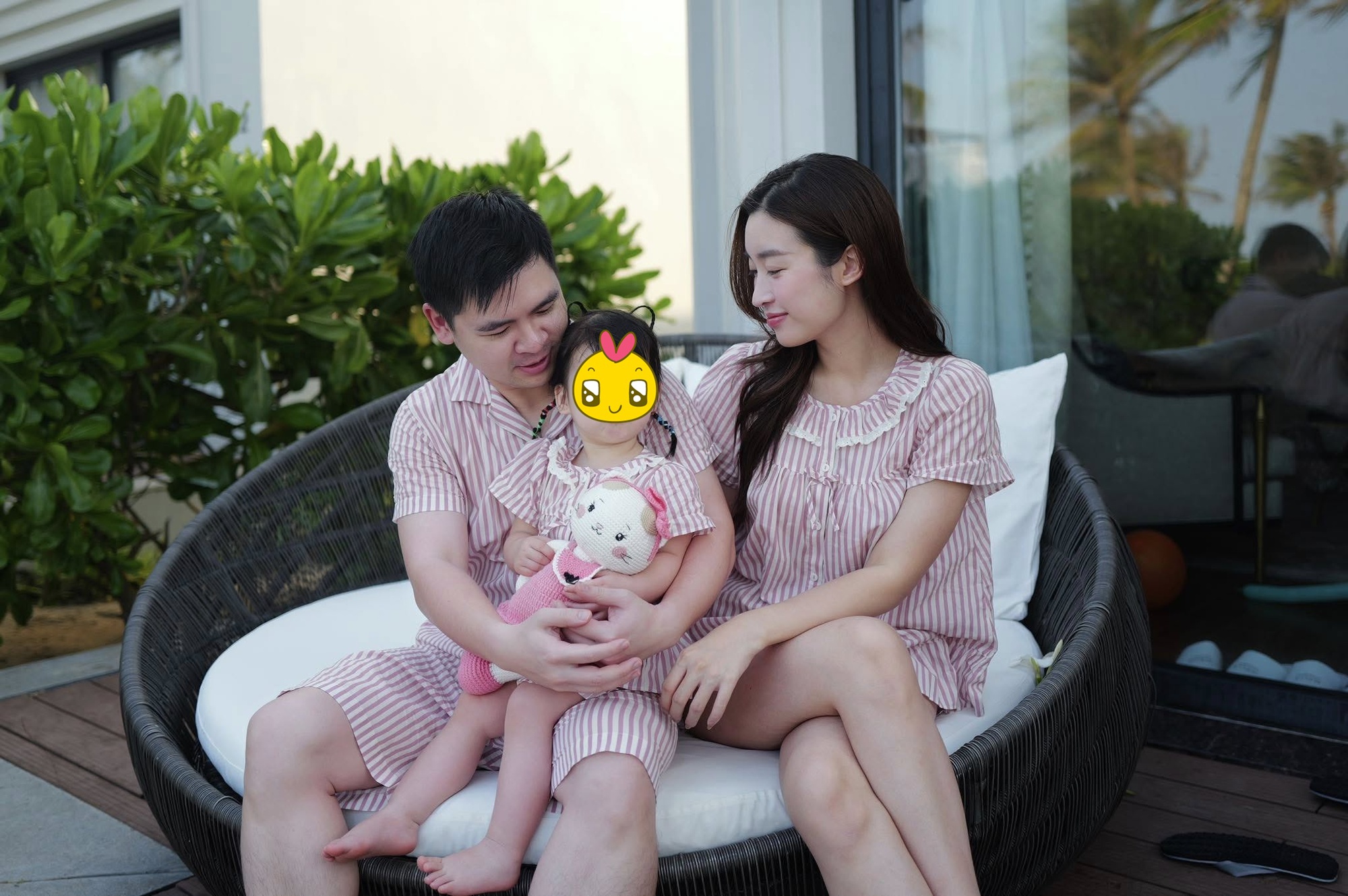 Khoảnh khắc đáng yêu của gia đình Đỗ Mỹ Linh, chồng chủ tịch khi ở bên vợ con lại có hình tượng khác thế này- Ảnh 2.