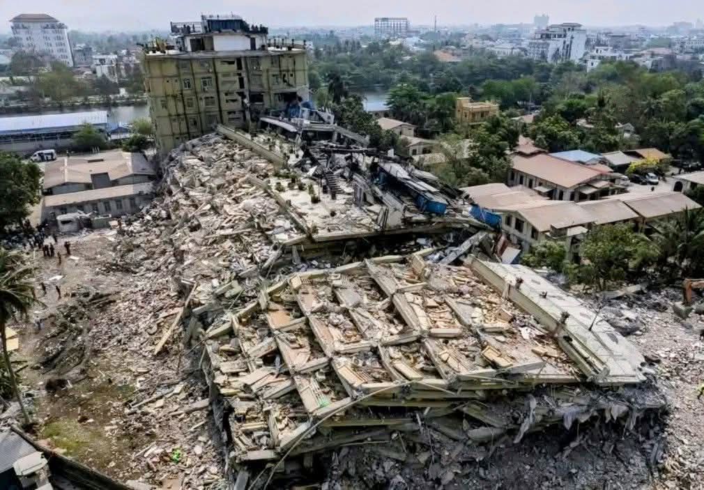 Trận động đất kinh hoàng phá hủy nhiều nhà cao tầng ở Myanmar. Ảnh: CJ