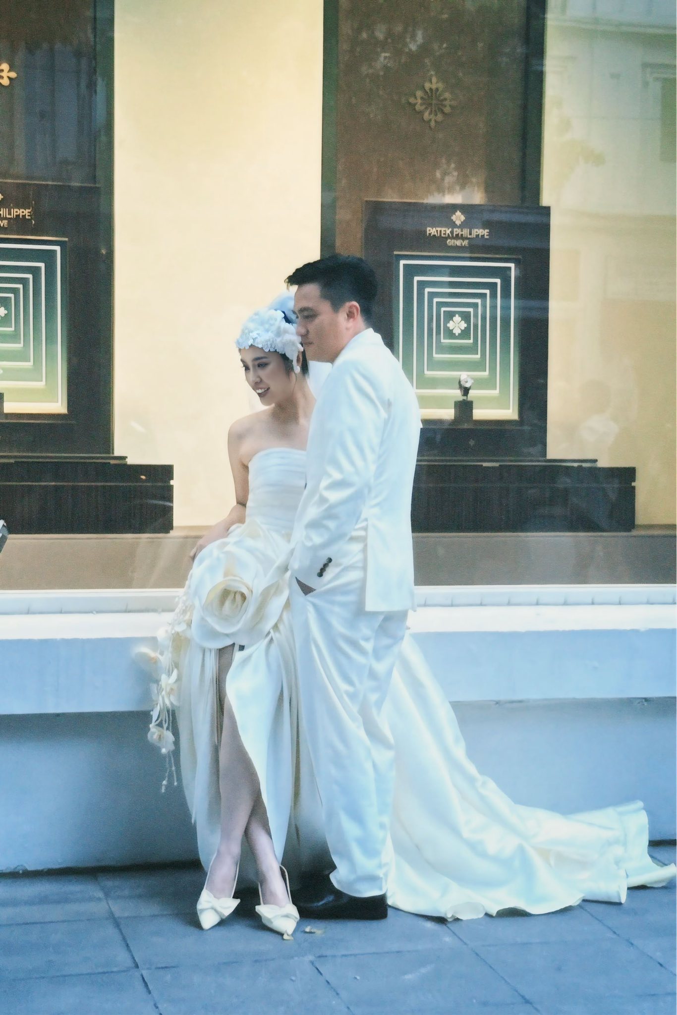 Hoa hậu 99 “nhá hàng” ảnh cưới cực tình tứ với chồng phó giám đốc, cô dâu ôm chú rể sát rạt- Ảnh 4.