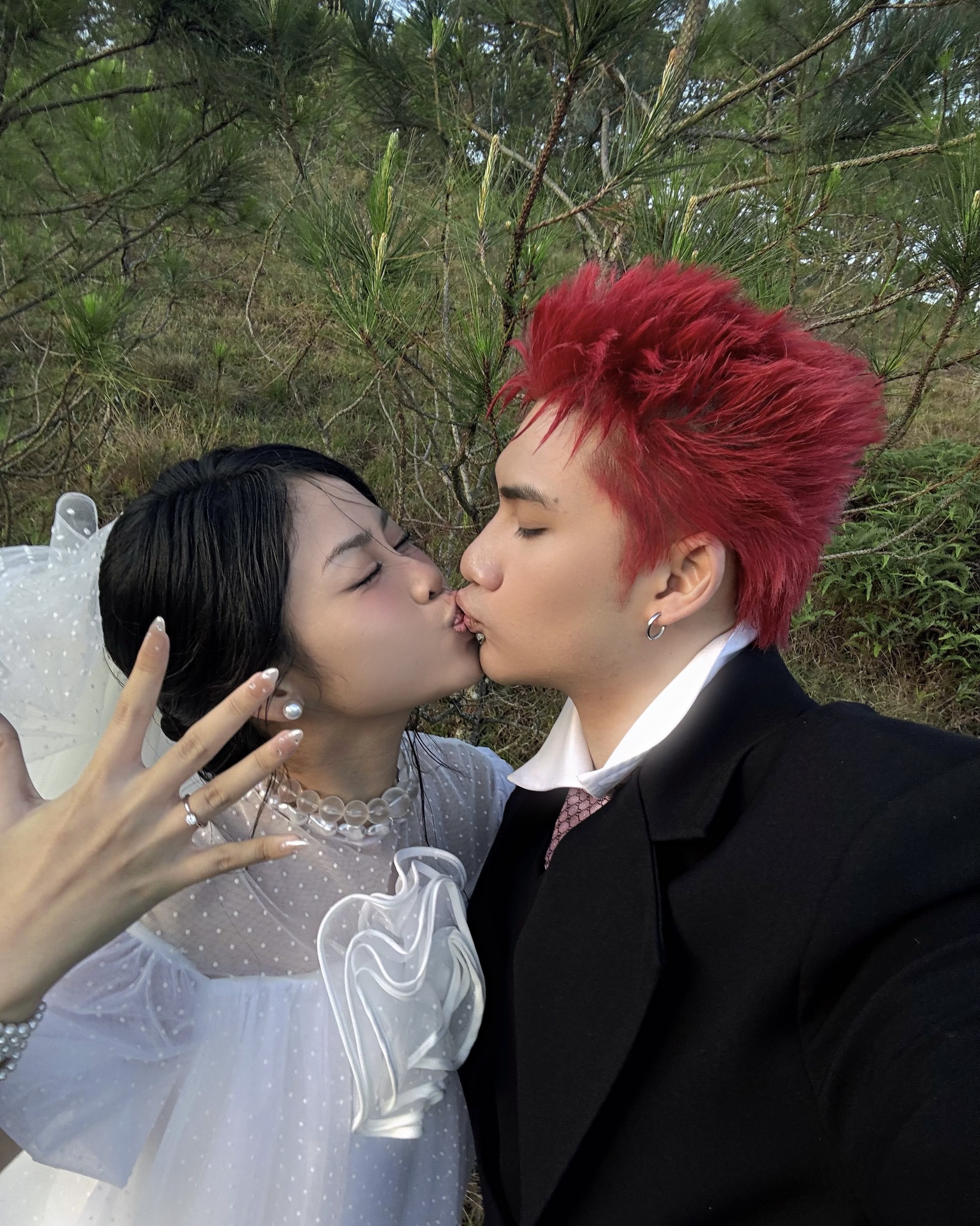 Đám cưới đột ngột của cặp sao gen Z: Cô dâu suýt khóc khi thực hiện 1 nghi lễ!- Ảnh 3.