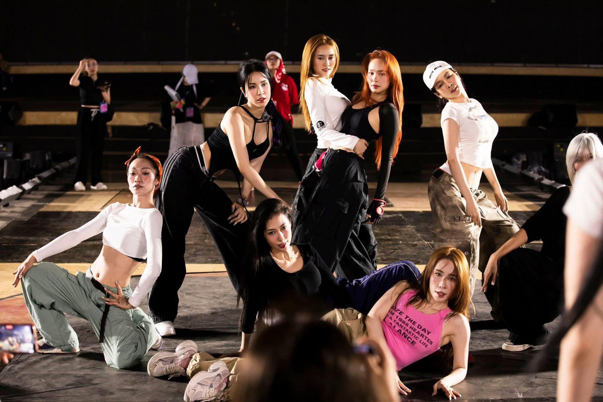 Hơn 40 sao hot Vbiz đổ bộ tổng duyệt concert Chị Đẹp: Minh Hằng khoe quý tử, 1 người