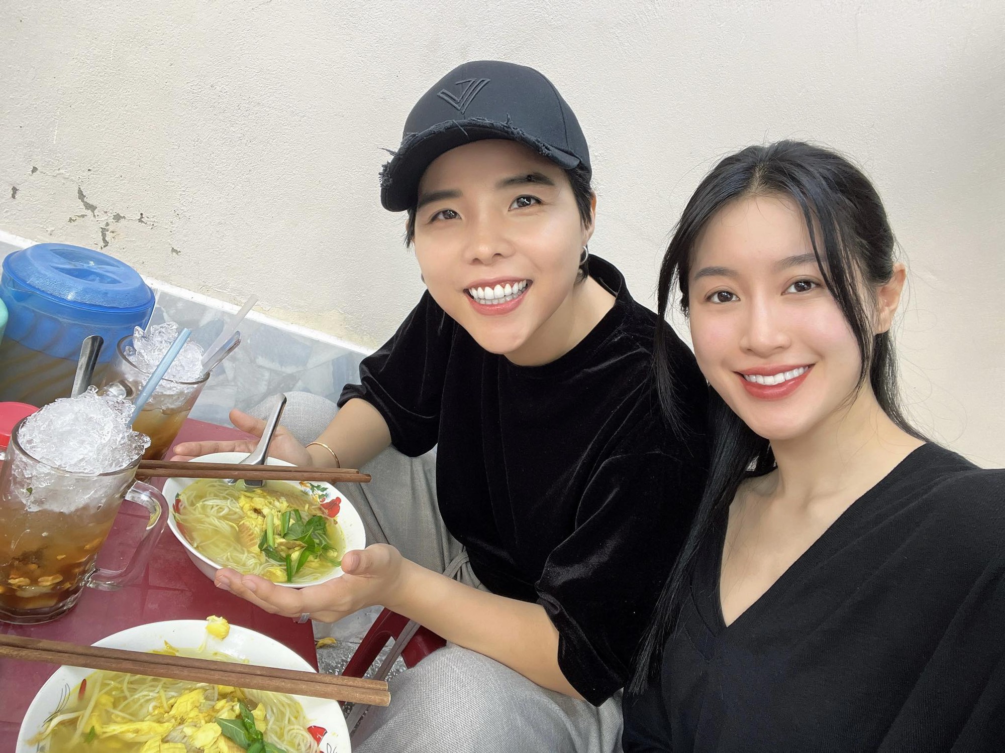 Video 14 giây hé lộ Vũ Cát Tường “3 phần bất lực 7 phần nuông chiều” Bí Đỏ sau đám cưới- Ảnh 1. Video 14 giây hé lộ Vũ Cát Tường “3 phần bất lực 7 phần nuông chiều” Bí Đỏ sau đám cưới- Ảnh 1.