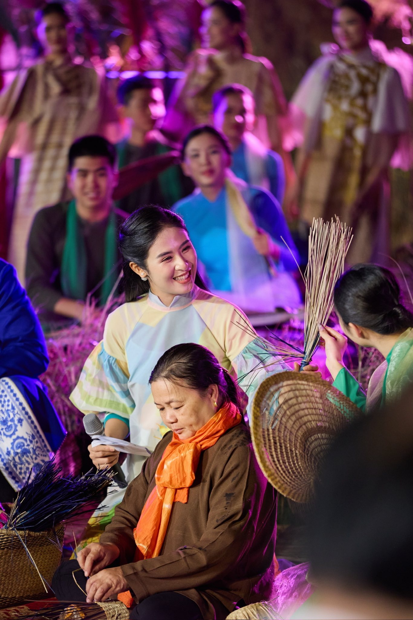 Hoa hậu Việt bầu tháng thứ 6: Gây hoang mang vì cày show không ngừng nghỉ, có lúc làm tới 12 giờ đêm- Ảnh 3.