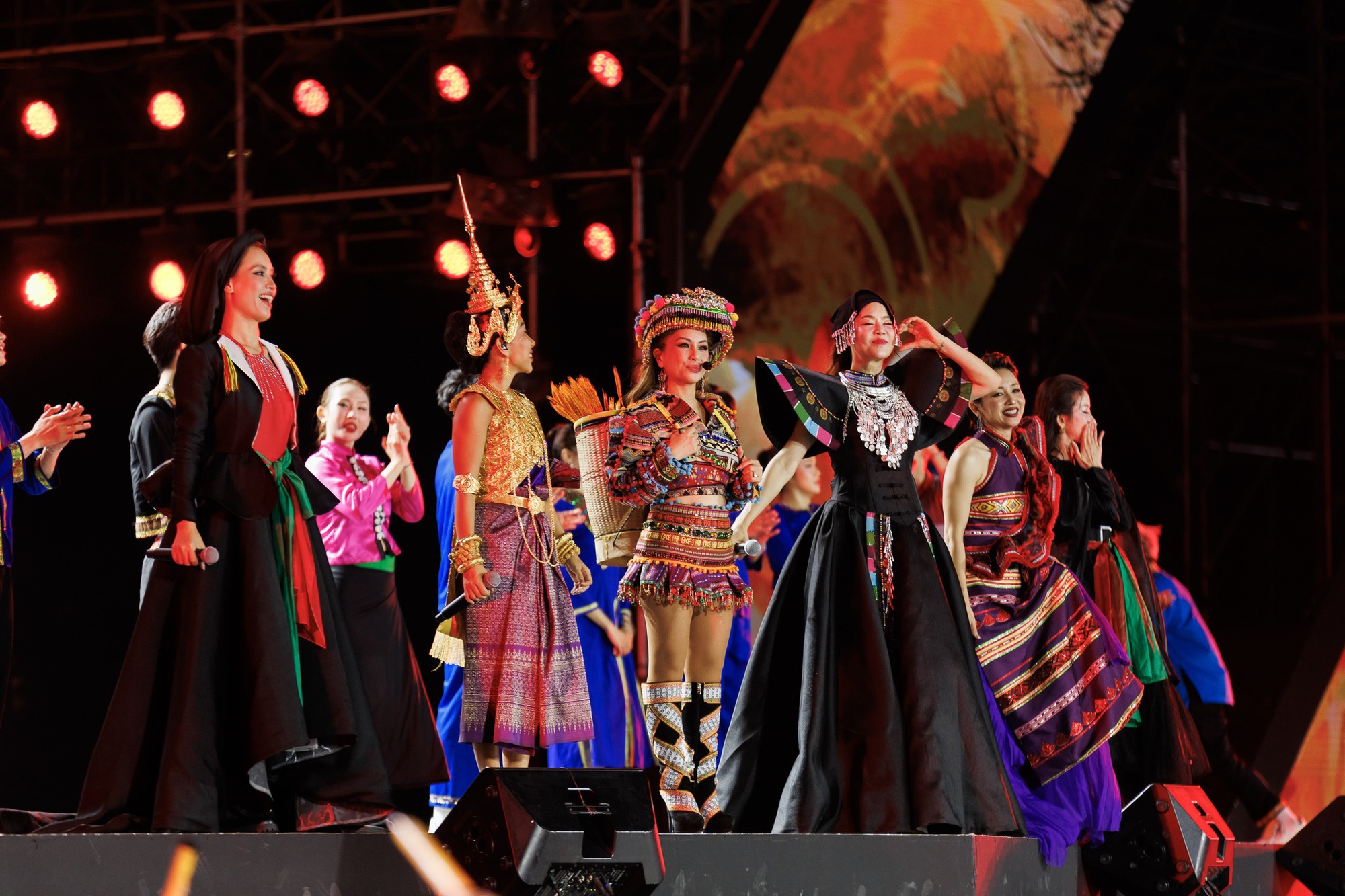 Vụ đấu tố 500 bộ đồ ở Chị Đẹp: Lan Ngọc, Tóc Tiên và NSX phản ứng ra sao?- Ảnh 6.