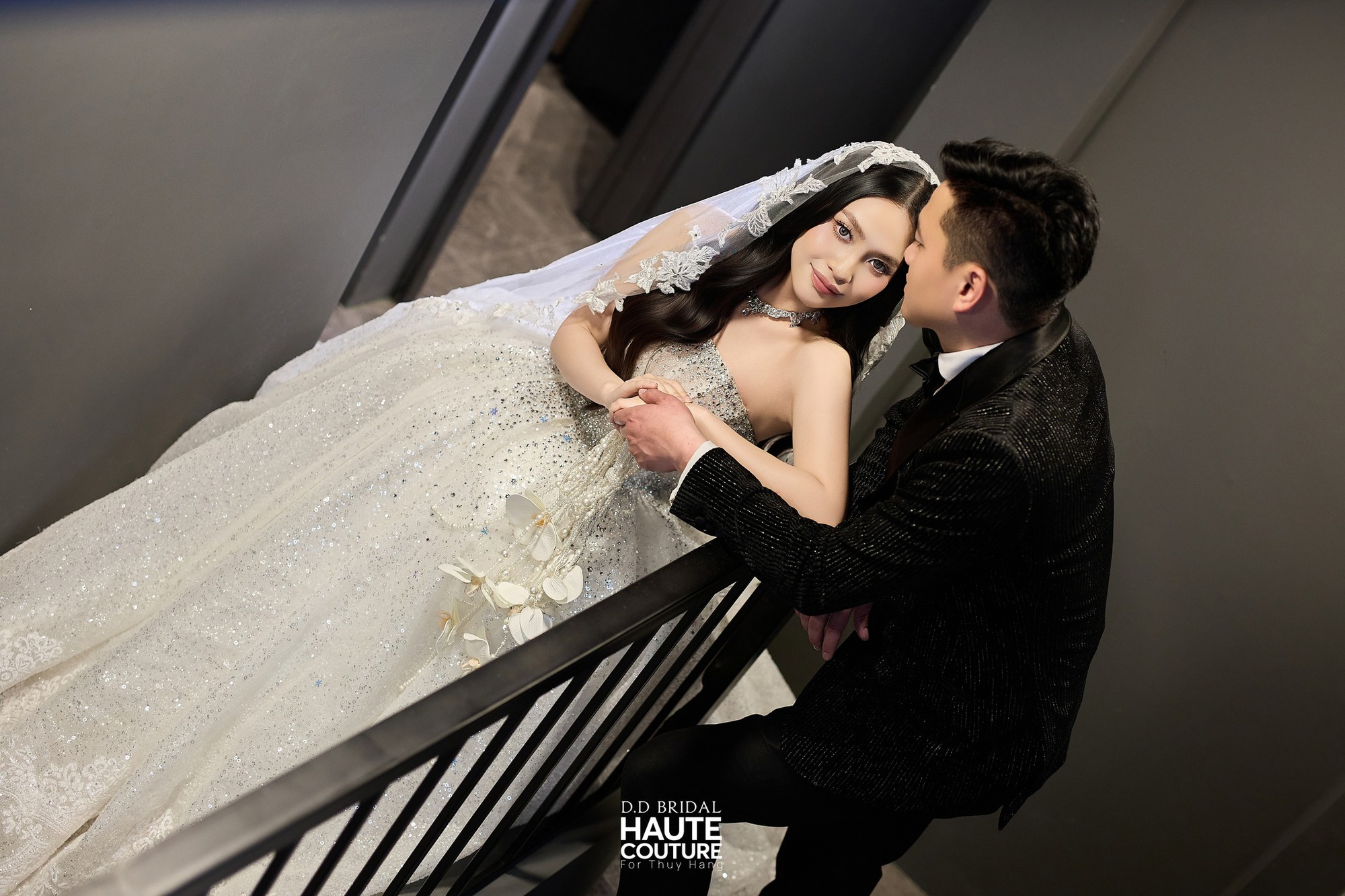 Hoa hậu 99 tung ảnh cưới nét căng, được chồng Phó giám đốc cưng chiều ra mặt- Ảnh 2.