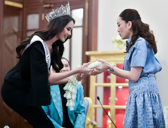 Tân Hoa hậu Thế giới được Thủ tướng Thái Lan khen ngợi- Ảnh 2.