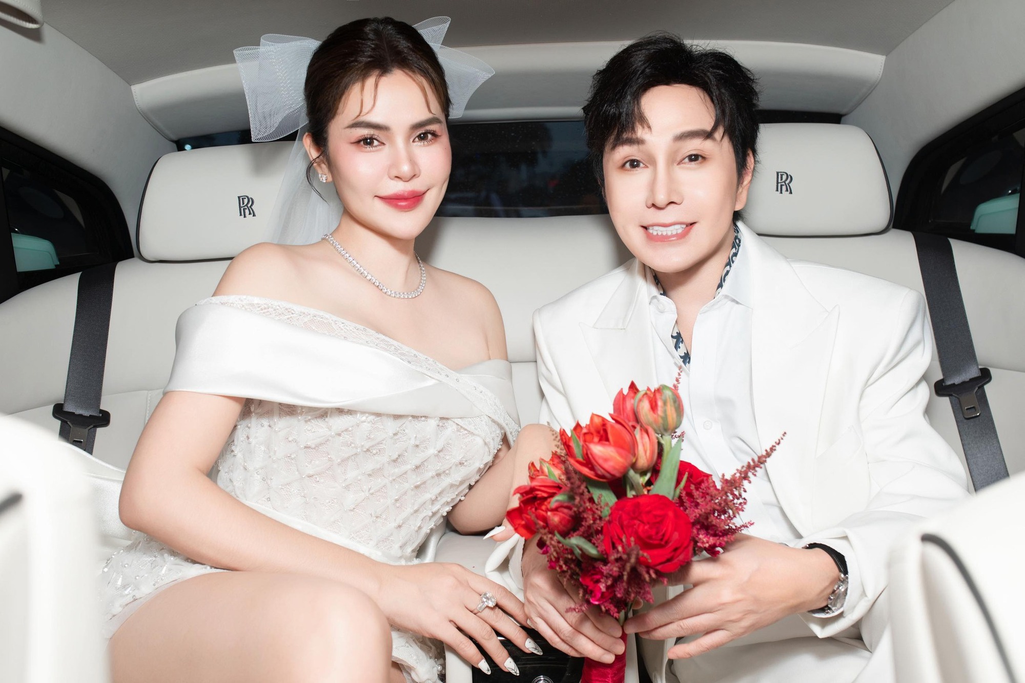 Nam NSƯT yêu Hoa hậu đã có 3 con: Được chuyển giao 2 công ty, ở biệt thự xa hoa 200 tỷ- Ảnh 4. Nam NSƯT yêu Hoa hậu đã có 3 con: Được chuyển giao 2 công ty, ở biệt thự xa hoa 200 tỷ- Ảnh 4.