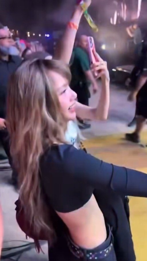 Lisa (BLACKPINK) bí mật kết hôn với bạn trai tài phiệt, hơn 200.000 người sốc?- Ảnh 5. Lisa (BLACKPINK) bí mật kết hôn với bạn trai tài phiệt, hơn 200.000 người sốc?- Ảnh 5.