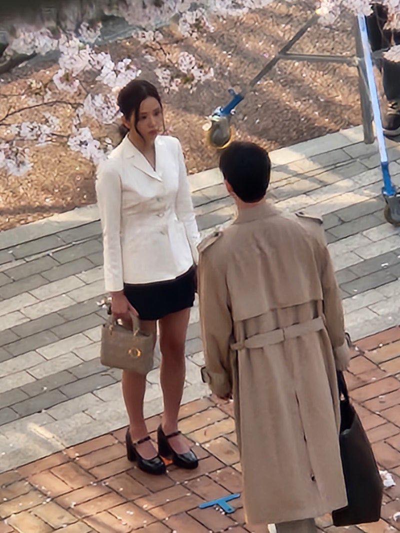 Lí do gì Jisoo (BLACKPINK) không đến cổ vũ Jennie, Lisa tại Coachella?- Ảnh 4.