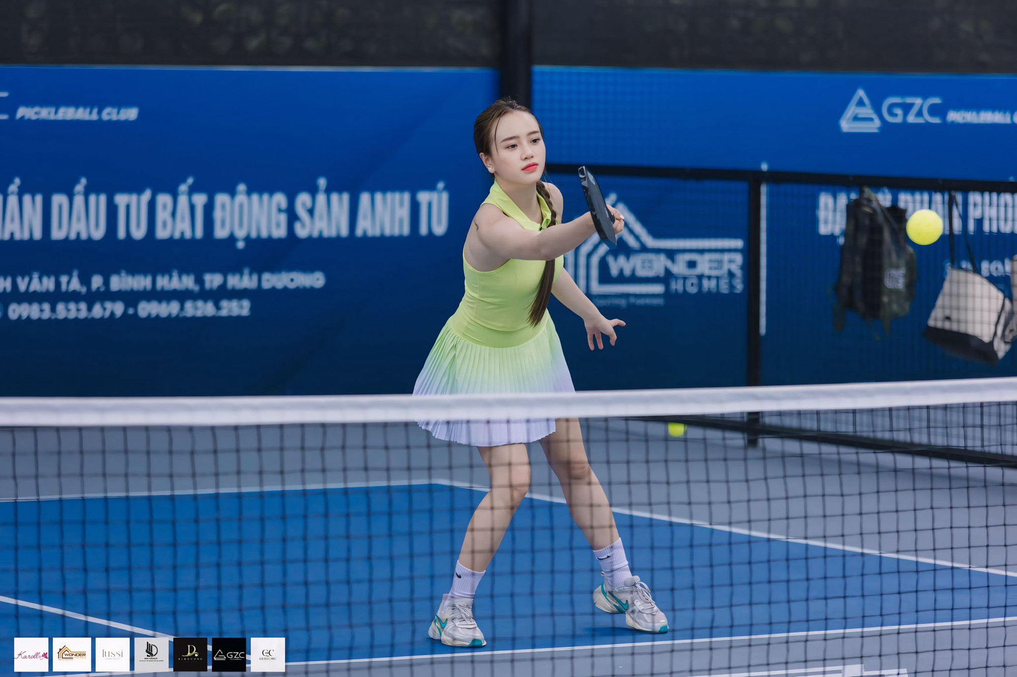 Mai Linh Zuto khoe vóc dáng hờ hững