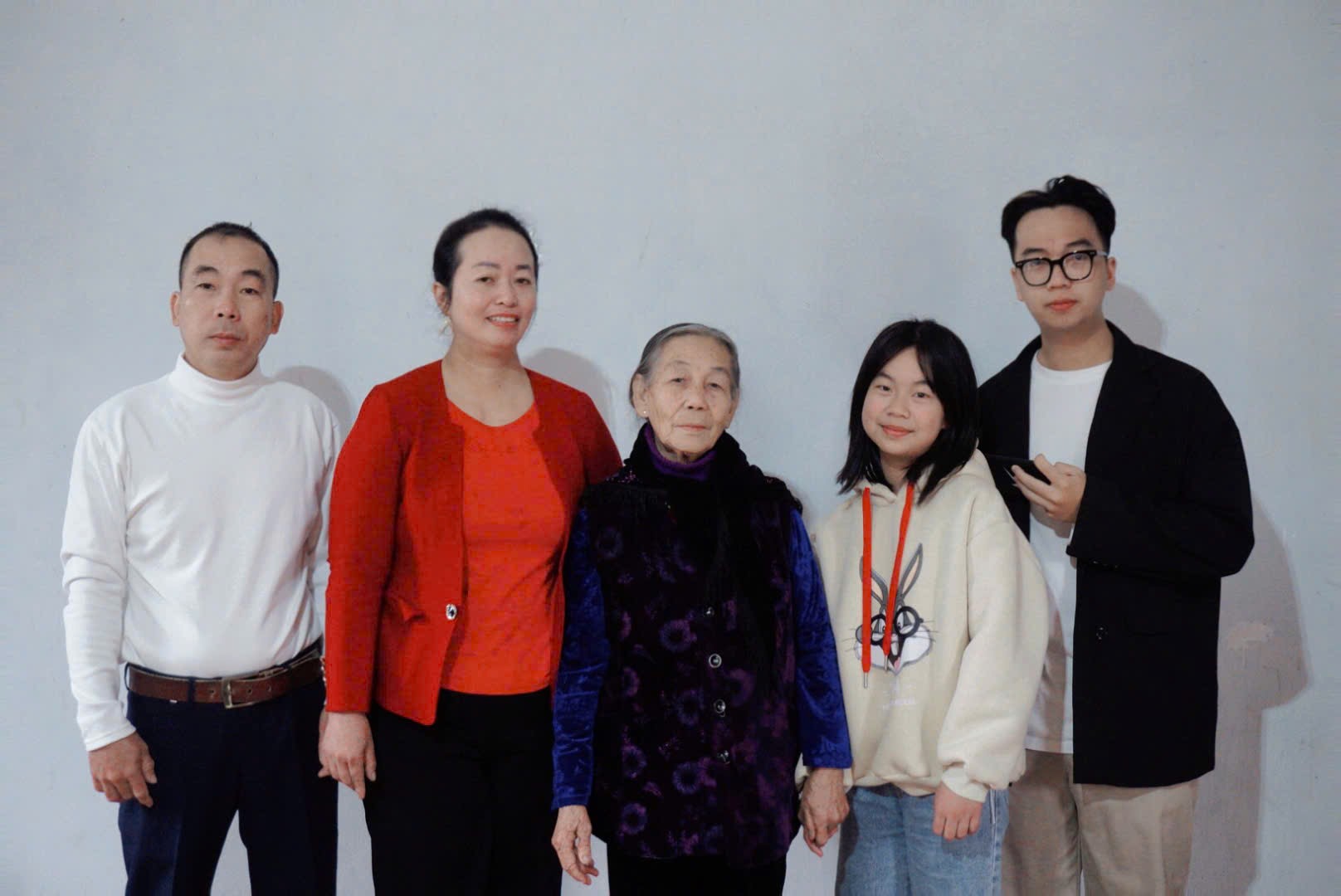 Ông Tuyên (ngoài cùng bên trái) đã nhặt được