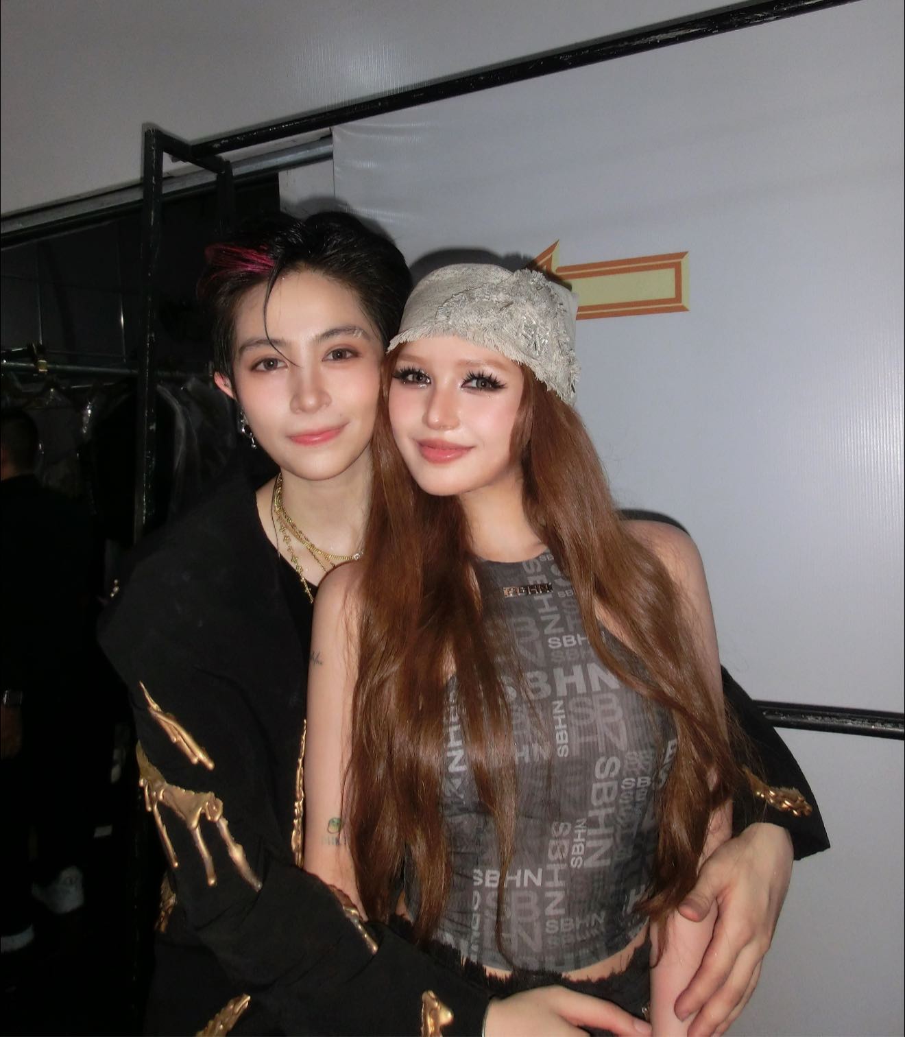 Lộ chuyện Gil Lê tình tứ với cô gái lạ, Xoài Non chất vất ngay trên livestream- Ảnh 1.