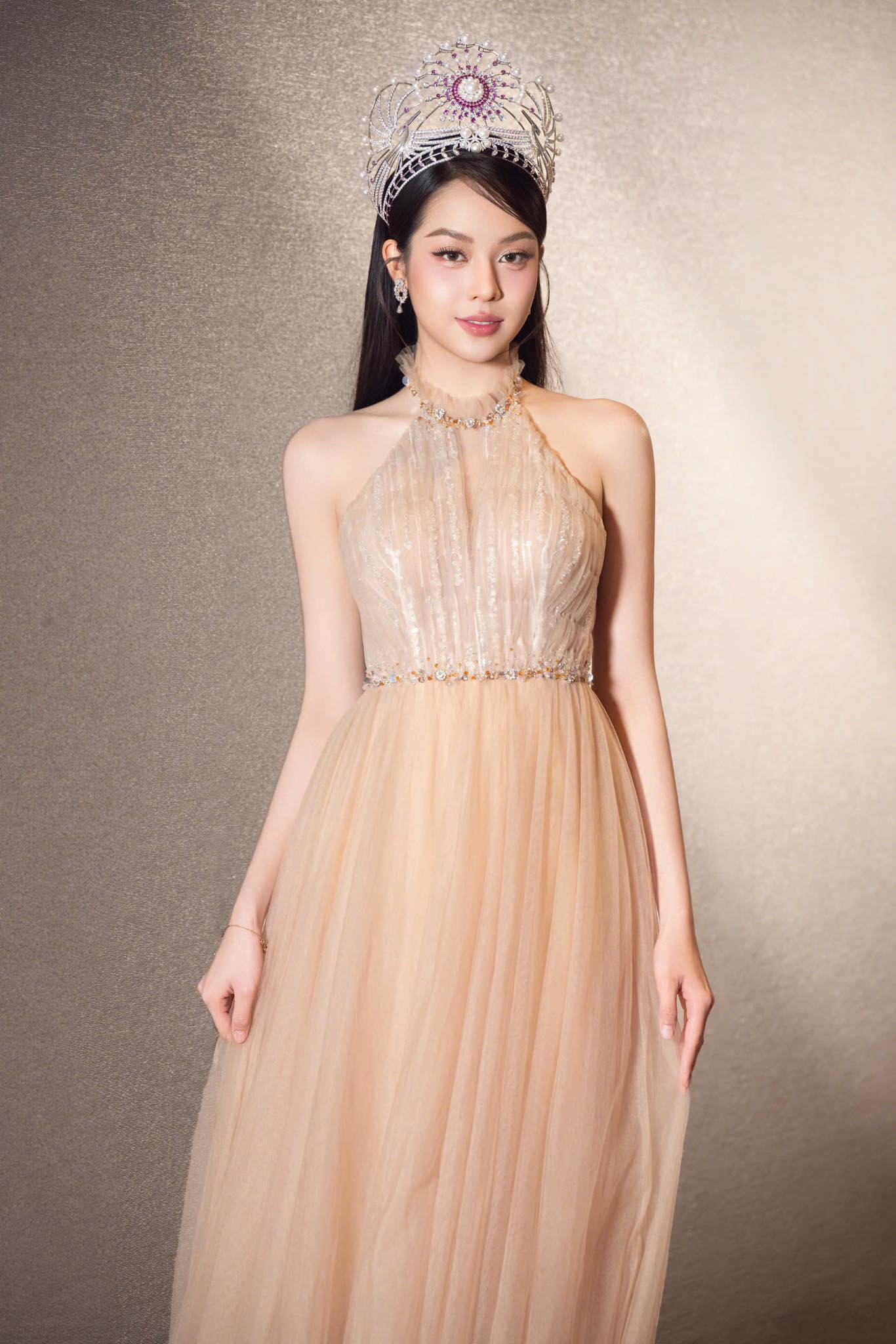 Khoảnh khắc Thanh Thuỷ lép vế trước 2 Á hậu Vbiz, visual đỉnh chóp mà bị